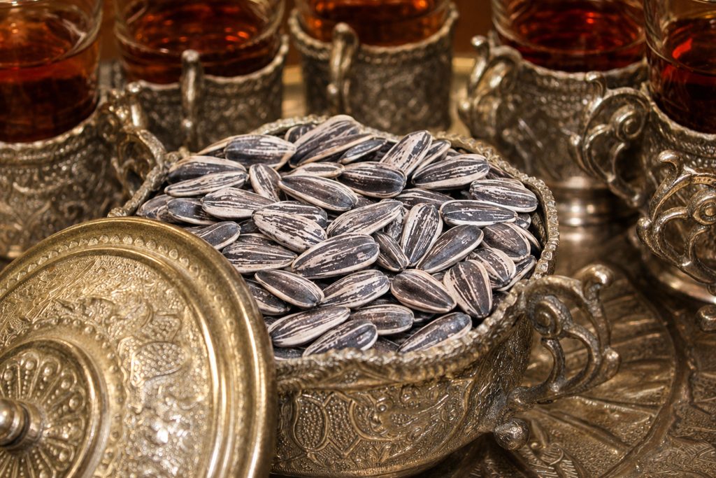 تخمه خام دور سفید ایرانی