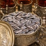 تخمه خام دور سفید ایرانی